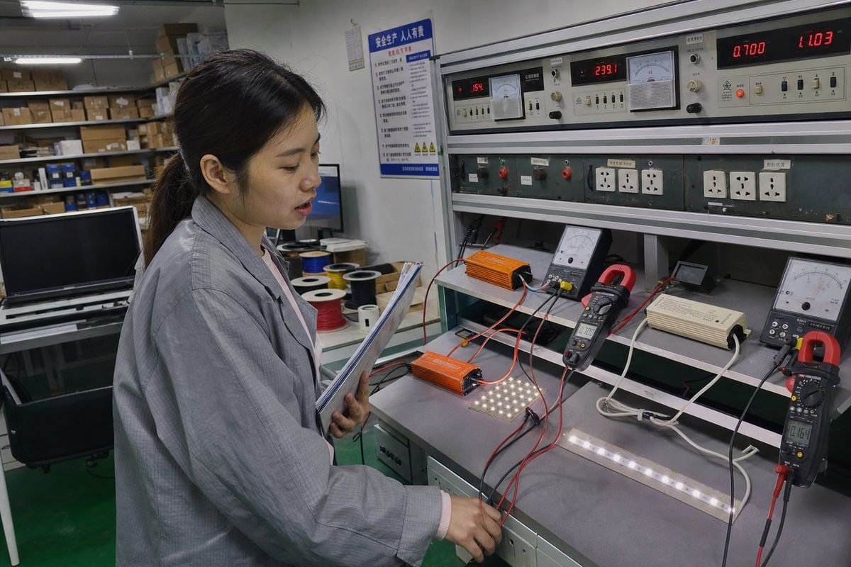 LED Driver Differences Key differences between constant current and constant voltage 0-10V LED driver operation and dimming control (ID#2)